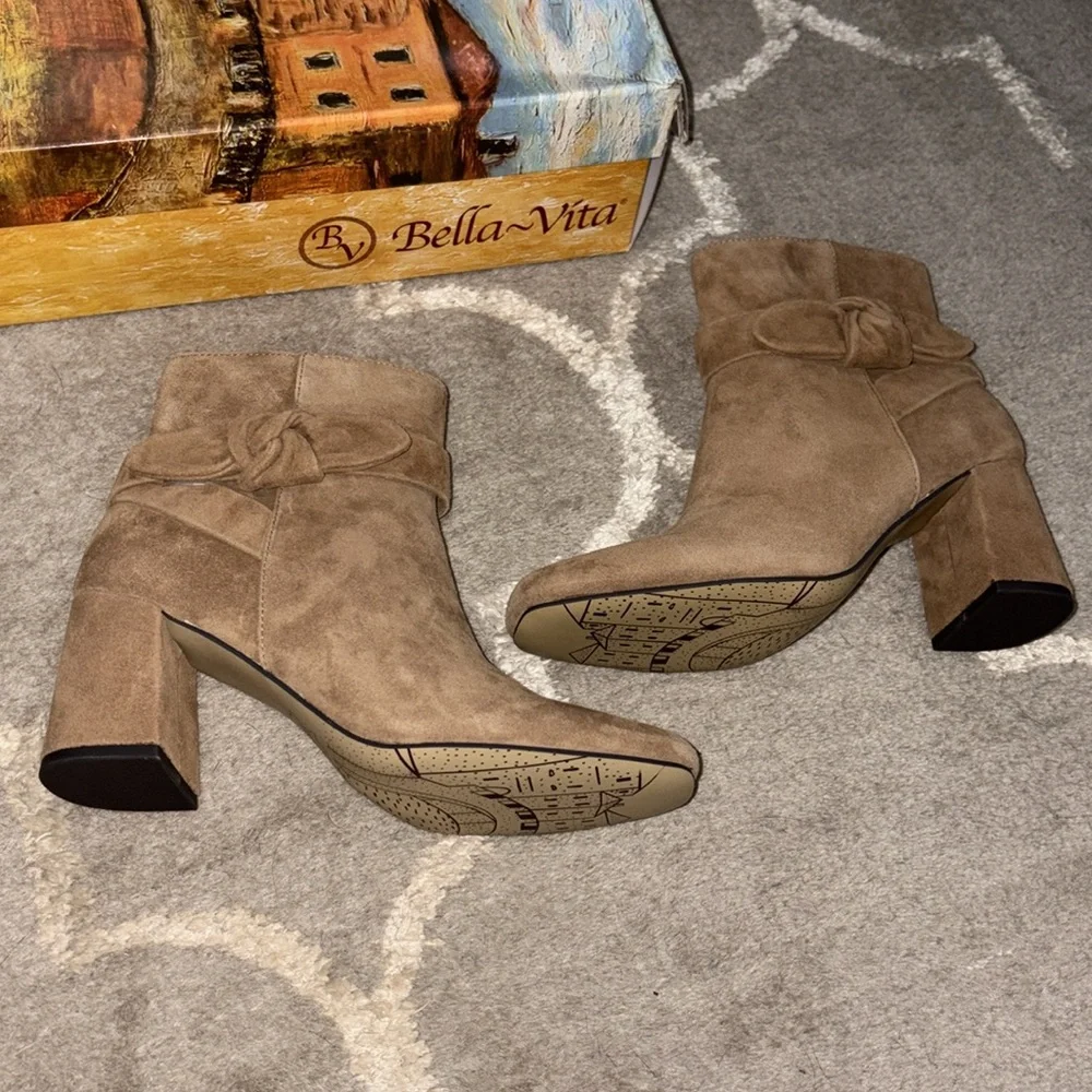 NIB Bella Vita Felicity cognac suede leather bootie bow detail ankle Size 6.5